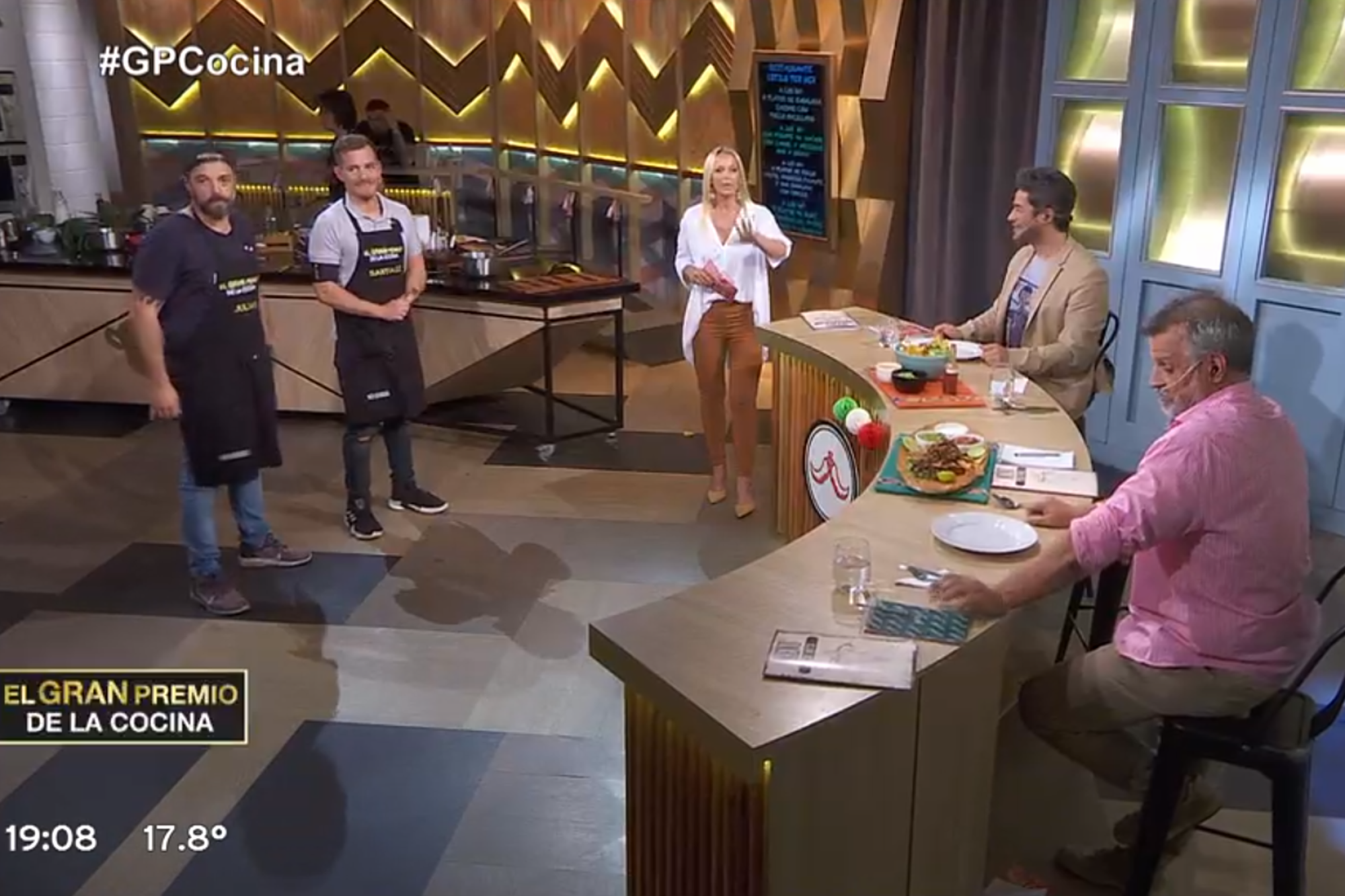 Entre bromas, los jurados, los participantes y la conductora esperaron a que Pizarro volviera del baño para continuar con la devolución