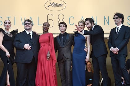 Los jurados Rossy de Palma, Guillermo del Toro, Rokia Traore, Xavier Dolan, Sienna Miller, Jake Gyllenhaal y Joel Coen, en la premiere de ''''La Tete Haute''''