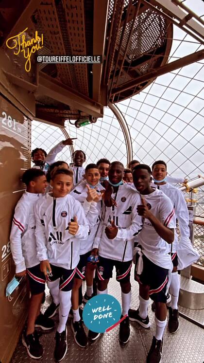 Los juveniles, en la cima de la Torre Eiffel