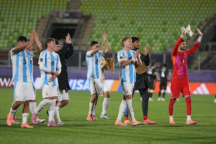 Los juveniles saludan a los hinchas y los familiares que acompañan al plantel en el Mundial de Chile; el sábado, la Argentina definirá con Italia al ganador del grupo D.