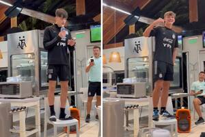 Los juveniles tuvieron que cantar frente al resto del plantel en la AFA