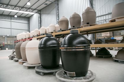 Los Kamados B10 están en dos modelos, el grande y el nano. Además cuentan con distintos accesorios para mayor versatilidad y jugar con distintos puntos de cocción para cada alimento.