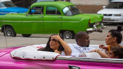 Los Kardashian por las calles de Cuba