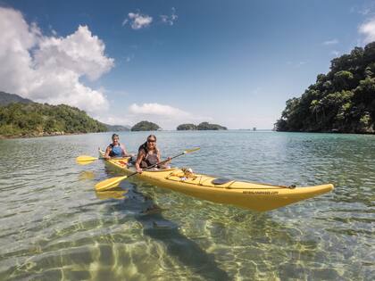 Los kayaks de Juampi y Caro. Con ellos dan la vuelta completa a Ilha Grande.