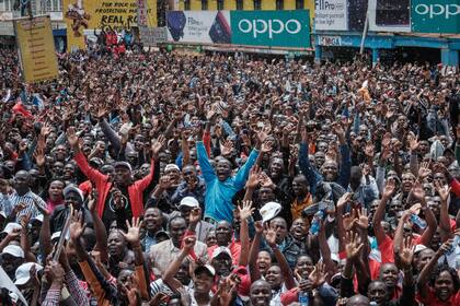 Los keniatas festejando en Nairobi la conquista de Eliud Kipchoge, una leyenda del país