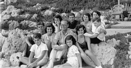 Los Kennedy disfrutaban de sus vacaciones en familia. Para 1939, el clan (con John F. Kennedy, en el medio a la izquierda) era habitué en la Costa Azul
