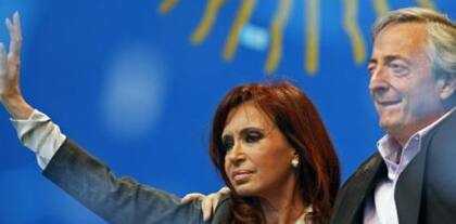 Los Kirchner mejoraron la situación económica de muchos argentinos, pero el costo macroeconómico fue alto y las mejoras se hicieron insostenibles