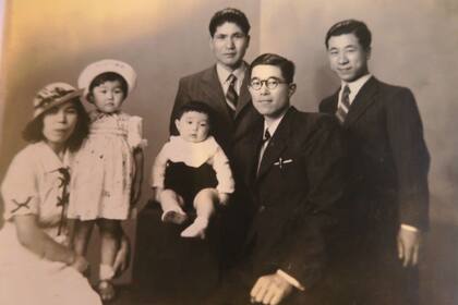 Los Koike, vestidos para la foto