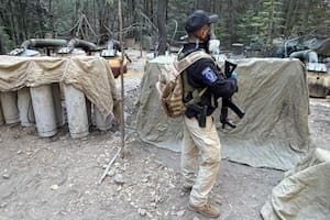 Los laboratorios desmantelados en el operativo en Chihuahua en el que, según informacionesperiodísticas, participaron los dos estadounidenses, medían 850 metros cuadrados y tenían enormes depósitos de acetona, gas y "material blanco"