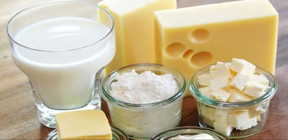 Las mejores fuentes de calcio son los productos lácteos, pero también se puede obtener de opciones no lácteas como almendras, cereales fortificados, leche de almendras o soja fortificada