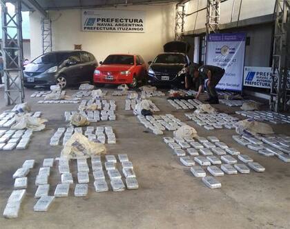 Los ladrillos de marihuana compactada y los autos en los que la llevaban