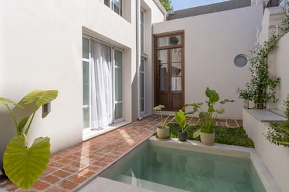 Los ladrillos resultantes de las demoliciones se reincorporaron como nuevos solados, aportando textura y continuidad histórica.