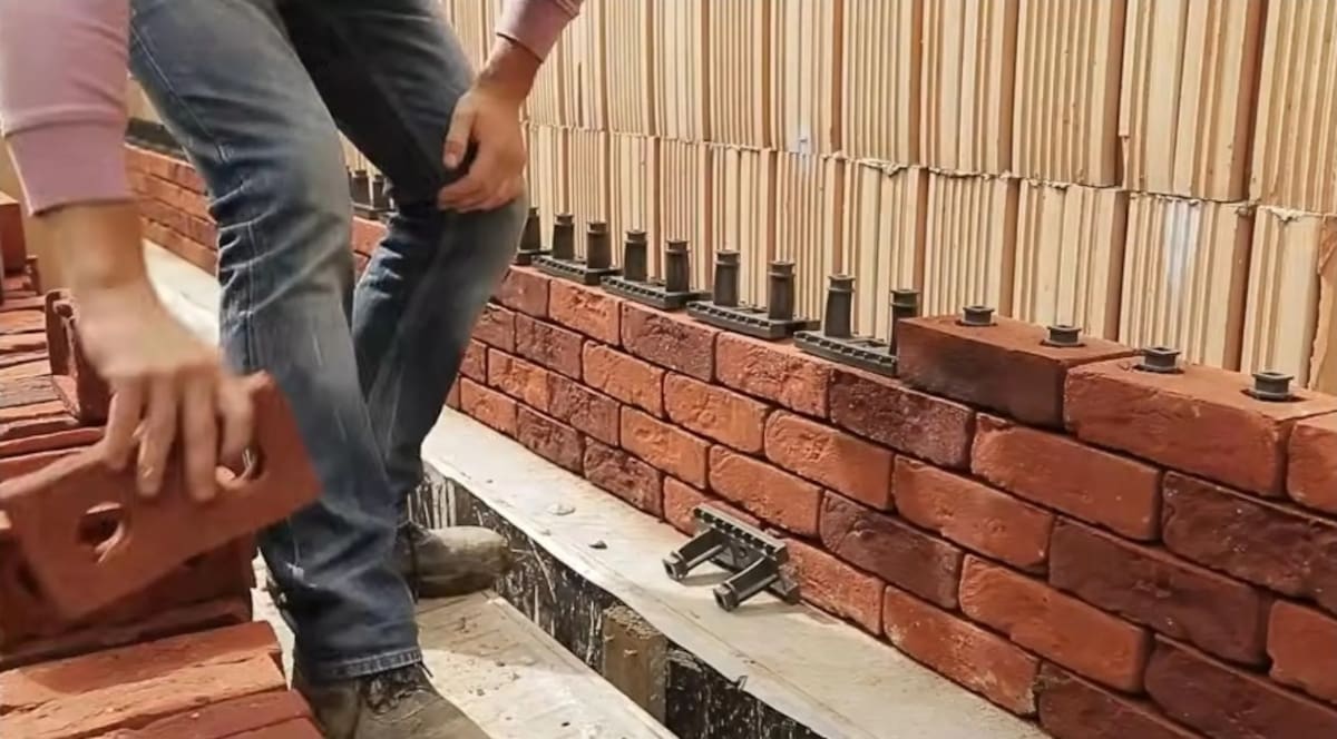 El invento que promete revolucionar la construcción: levantar paredes sin cemento y con piezas que encajan como Lego 1 los ladrillos se encastran como si fuera piezas GNPR4KK45JHURKRD7N6B5LHK5A