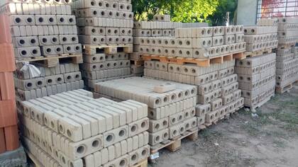 Los ladrillos se producen con ocho partes de tierra, son prensados mecnica o hidrulicamente y fraguados en ambiente.