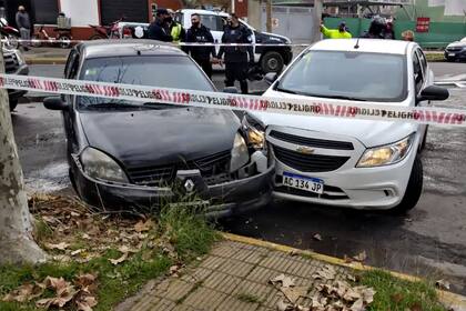 Los ladrones colisionaron el vehículo robado contra un automóvil estacionado