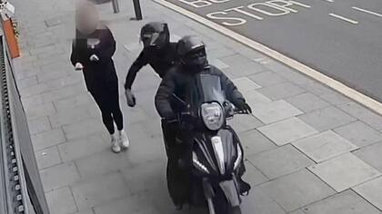 Los ladrones de teléfonos suelen utilizar bicicletas eléctricas o scooters para huir a toda velocidad.