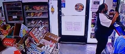 Los ladrones entraron a la tienda para buscar a sus víctimas y encontraron al hombre con la cadena de oro