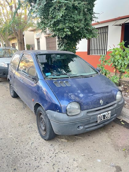 Los ladrones manejaban un Renault Twingo Azul, que fue captado por varias cámaras de seguridad, tanto públicas como privadas