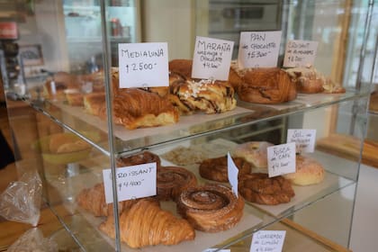 Los laminados son su especialidad: medialunas, croissants de almendras, danesas, la rosca de café y el sol de pastelera o dulce de leche.