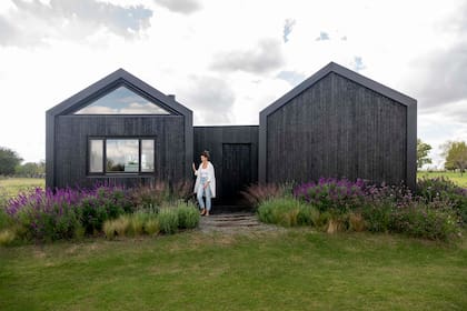 Los laterales y el techo están hechos en chapa acanalada continua (Ternium), colocada en sentido horizontal, lo que evitó sumar canaletas en el encuentro entre las piezas inclinadas y las verticales. Los frentes de los módulos son de madera de eucalipto quemada.