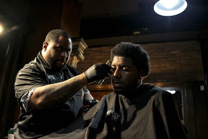 Los latinos tienen una gran oportunidad en las barberías de Estados Unidos