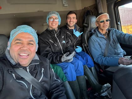 Los lazos que se estrechan entre los compañeros de trabajo lejos de casa son realmente importantes en el día a día.