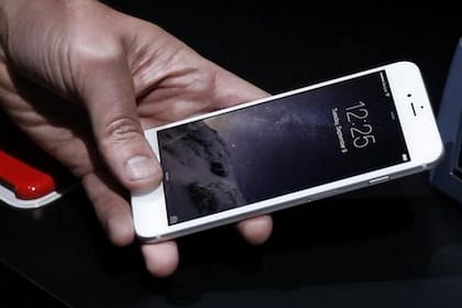 Los lectores de huellas de los smartphones realizan una identificación basada en registros parciales del dedo, un punto débil que puede ser vulnerado con falsas huellas creadas con inteligencia artificial
