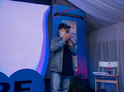 Los lectores tuvieron la posibilidad de conocer al autor y llevarse firmado su libro