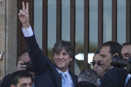 Los legisladores de la oposición exigen que Boudou renuncie pero, con el apoyo de su partido que es mayoría en el Congreso, el vicepresidente evitó el juicio político