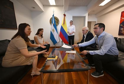 Los legisladores del Parlasur, Metaza y Fuks, en la embajada de Colombia en Buenos Aires.