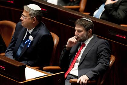 Los legisladores israelíes de ultraderecha Itamar Ben Gvir y Bezalel Smotrich, en el Knesset, Jerusalén, el 15 de noviembre de 2022
