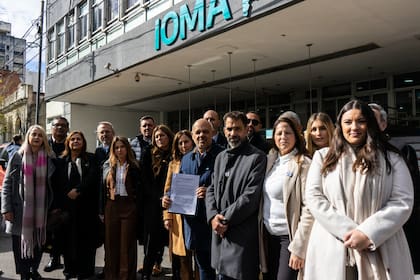 Los legisladores provinciales de LLA, este jueves, frente a la sede central del IOMA, en La Plata