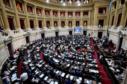 Los legisladores se reúnen antes de comenzar el debate sobre un proyecto de ley promovido por el presidente argentino Javier Milei