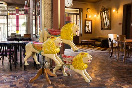 Los leones de las calesitas marca Sequalino, codiciadas piezas de colección.