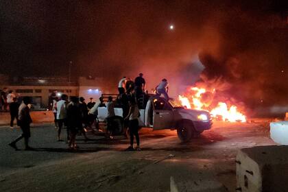 Los libios queman neumáticos mientras protestan en Trípoli el 28 de agosto de 2023, después de una reunión informal entre la ministra de Relaciones Exteriores del país y su homólogo israelí.