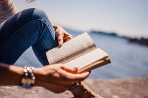 Los libros pueden ser un gran obsequio para las fiestas (Foto: Pixabay)