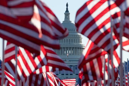 Banderas se alinean en el National Mall frente al Capitolio de los Estados Unidos 