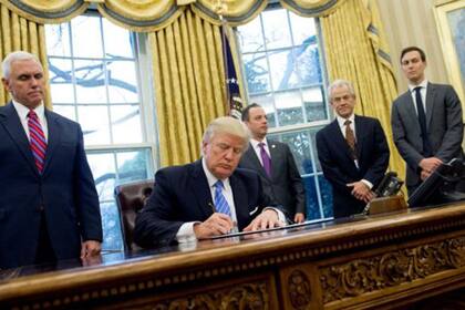 Trump firma un decreto en el Salón Oval de la Casa Blanca