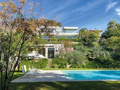 Los límites se desdibujan y se integra la arquitectura al paisaje de la barranca. Los árboles se plantaron alternadamente; las especies son: Jacaranda mimosifolia, Acer buergerianumy Gleditsia ‘Sunburst’