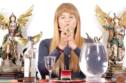 Los limones verdes se rociarán con los perfumes y se frotarán tres veces por todo el cuerpo (YouTube/Mhoni Vidente)