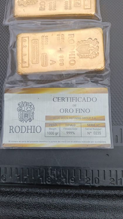 Los lingotes de oro secuestrados, con sus certificados de autenticidad y calidad