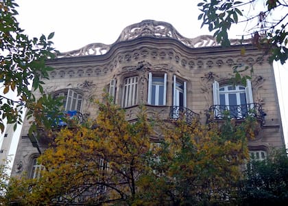 Los Lirios se extienden por todo el frente y parece sostener la base de balcones y ventanas.