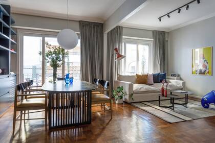 Los livings de las dos unidades solo estaban separadas por una pared, de modo que fue sencillo integrarlos y organizar a un lado, el comedor y al otro, el living.