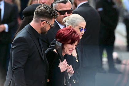 Los llantos de Sharon y toda la damilia Osbourne en medio del cortejo fúnebre