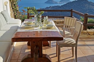 Abrazada a la montaña. Una típica casa de Mykonos, renovada a través de la deco