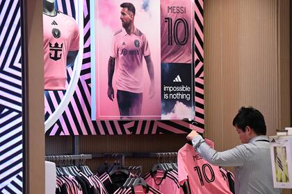 Los locales de ropa deportiva venden las camisetas de Inter Miami como nunca, y especialmente buscan llevarse la de Lionel Messi