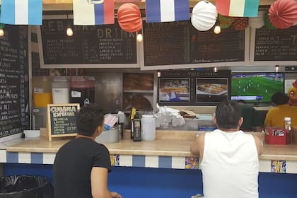 Los locales en Charlotte se encuentran más vacíos en medio de las redadas