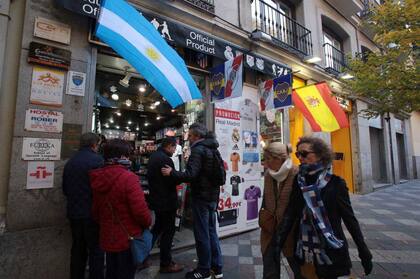 Los locales en Madrid, con el merchandising de River y Boca