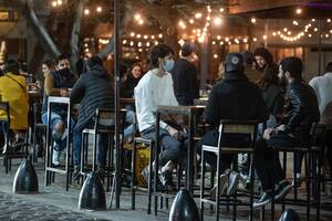 Los locales gastronómicos deberán cerrar sus puertas a las 23