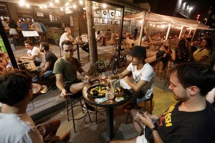 Los locales gastronómicos deberían cerrar entre la 1 y las 6 al igual que el resto de los comercios a excepción de las farmacias; el gobierno porteño no prohibiría la circulación de personas